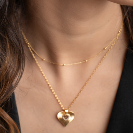 Choker corrente com bolinhas Delicate dourada vista de perto