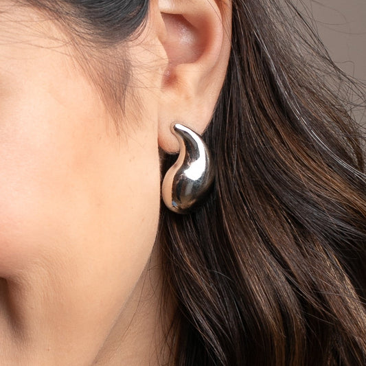 Brinco ródio branco orgânico feminino com design curvado e acabamento espelhado