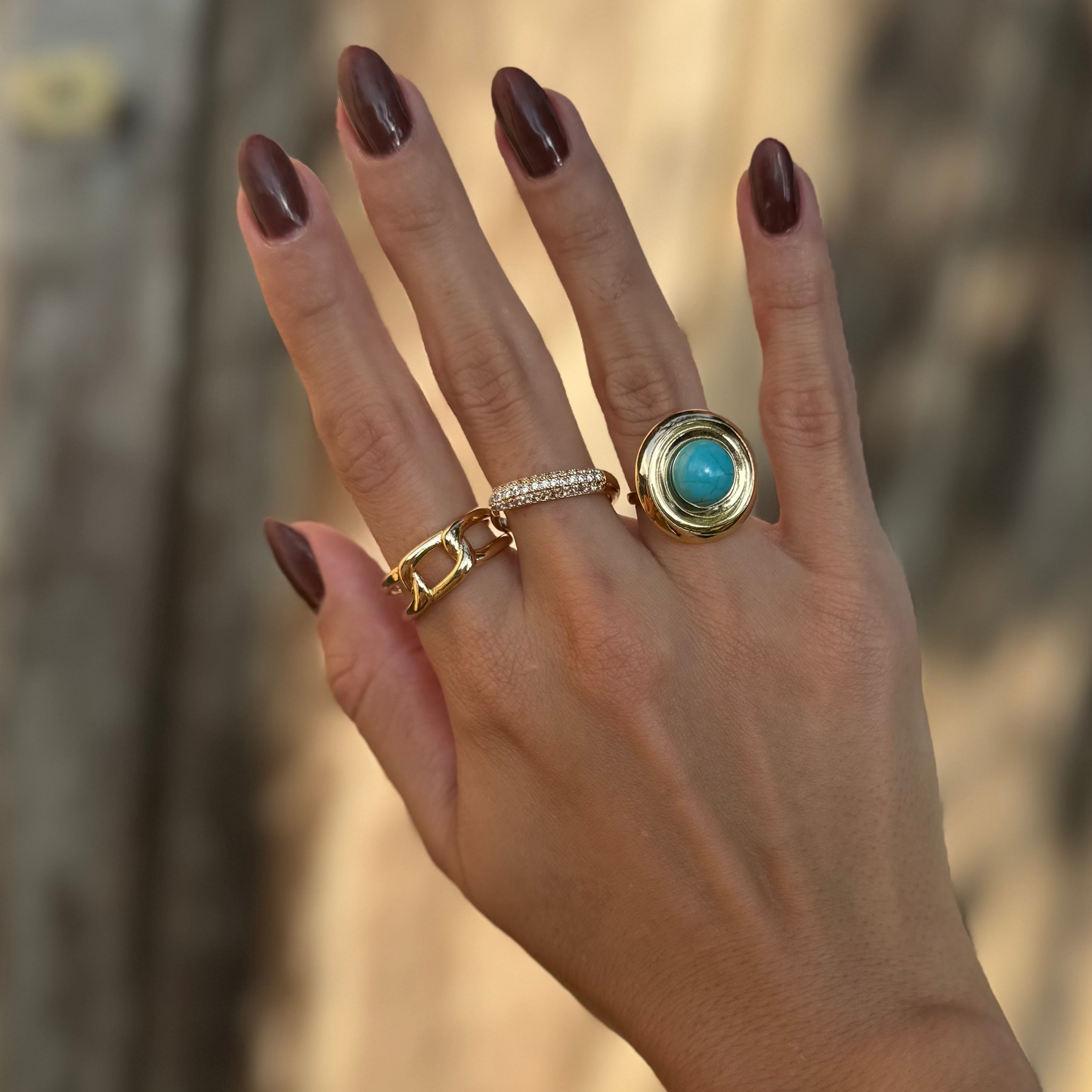 anel feminino dourado com zircônias brilho premium golden prism