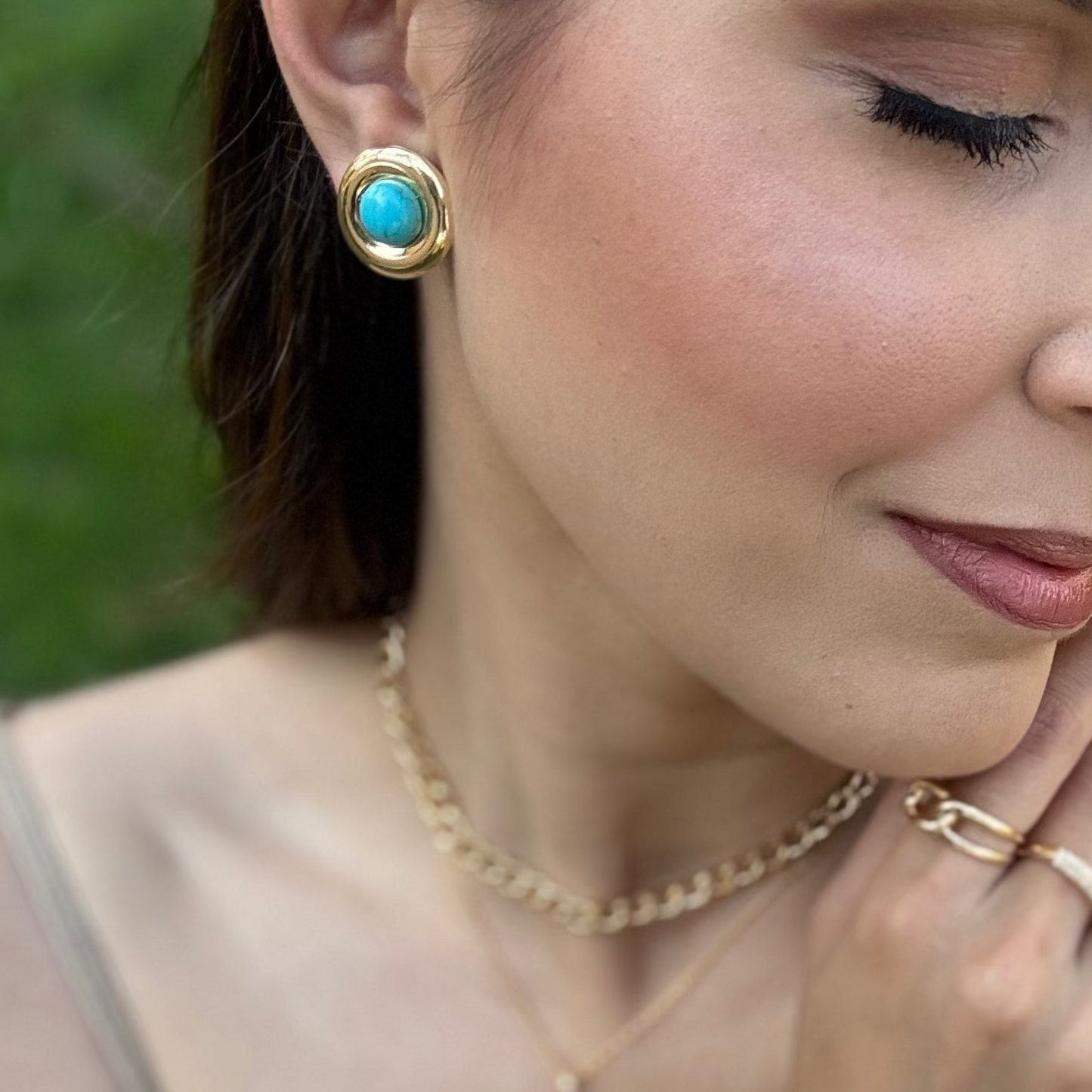 brinco dourado feminino pedra turquesa design redondo moderno