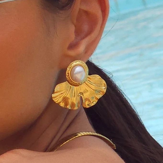 Par de brincos dourados Blossom com pérola central e design orgânico em formato de flor
