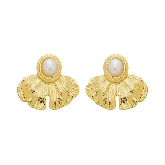 Par de brincos dourados Blossom com pérola central e design orgânico em formato de flor