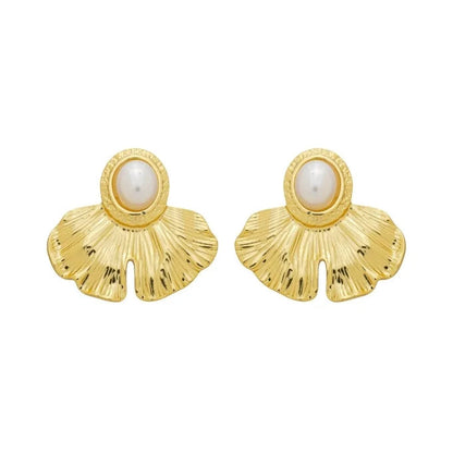 Par de brincos dourados Blossom com pérola central e design orgânico em formato de flor