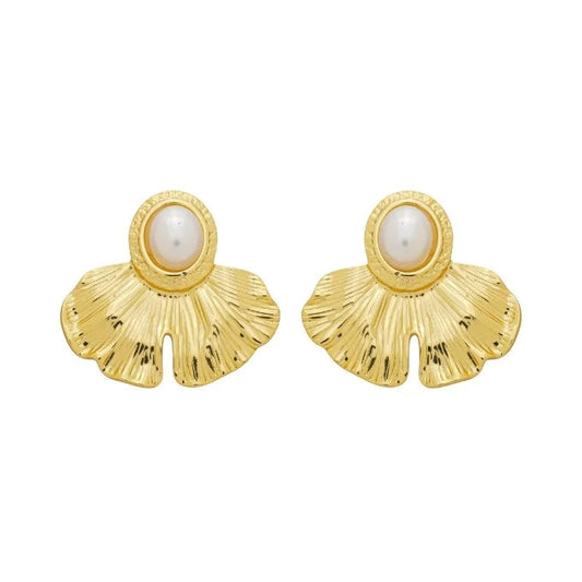 Par de brincos dourados Blossom com pérola central e design orgânico em formato de flor