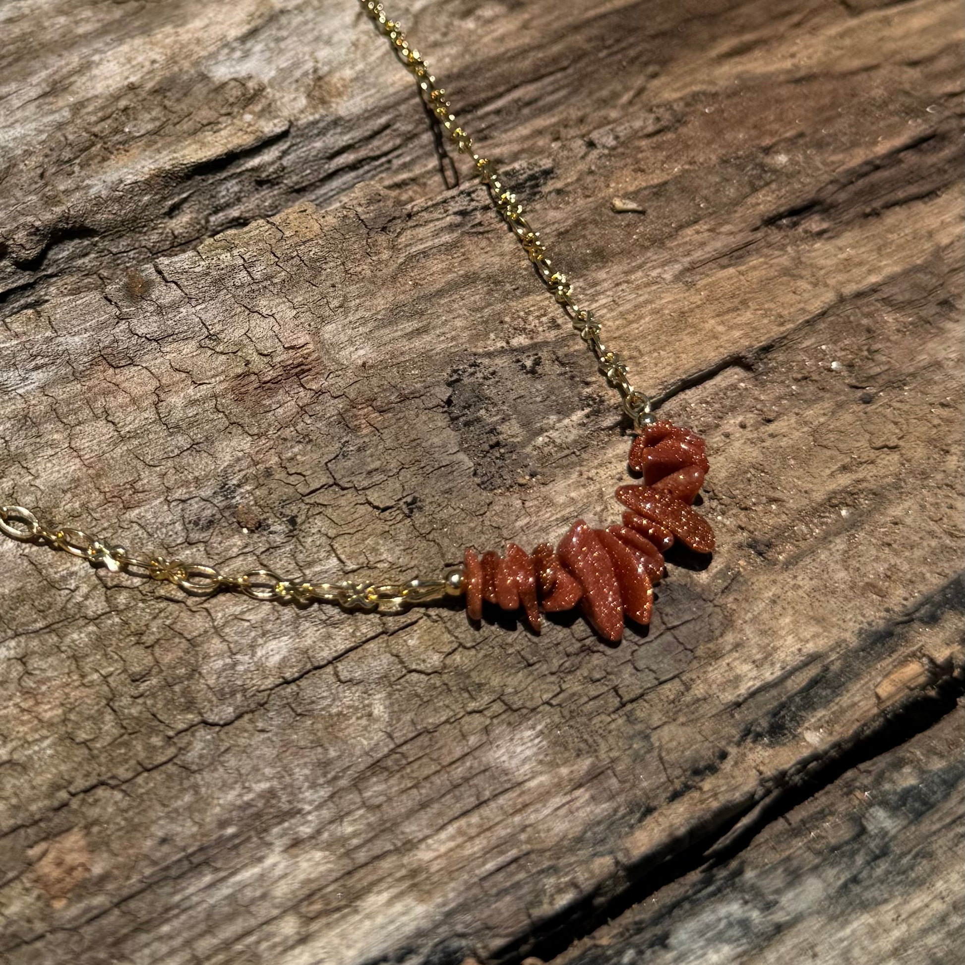 Choker Pedra do Sol folheada a ouro 18K com pedras naturais em tom terroso e corrente delicada.