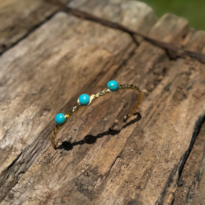bracelete dourado feminino com três pedras turquesa design torcido