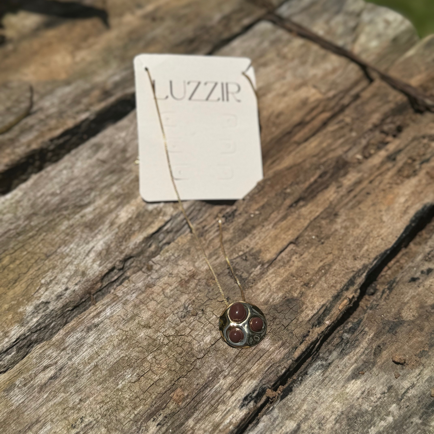 colar dourado feminino pingente redondo pedra marrom design orgânico