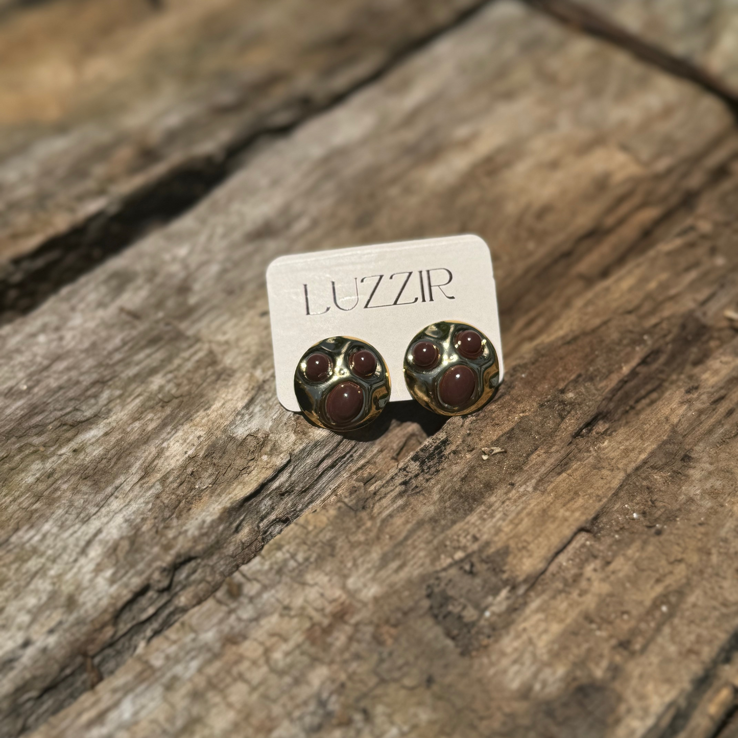 brinco dourado feminino com pedra marrom design orgânico