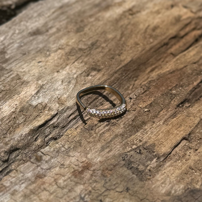 anel feminino dourado com zircônias brilho premium golden prism