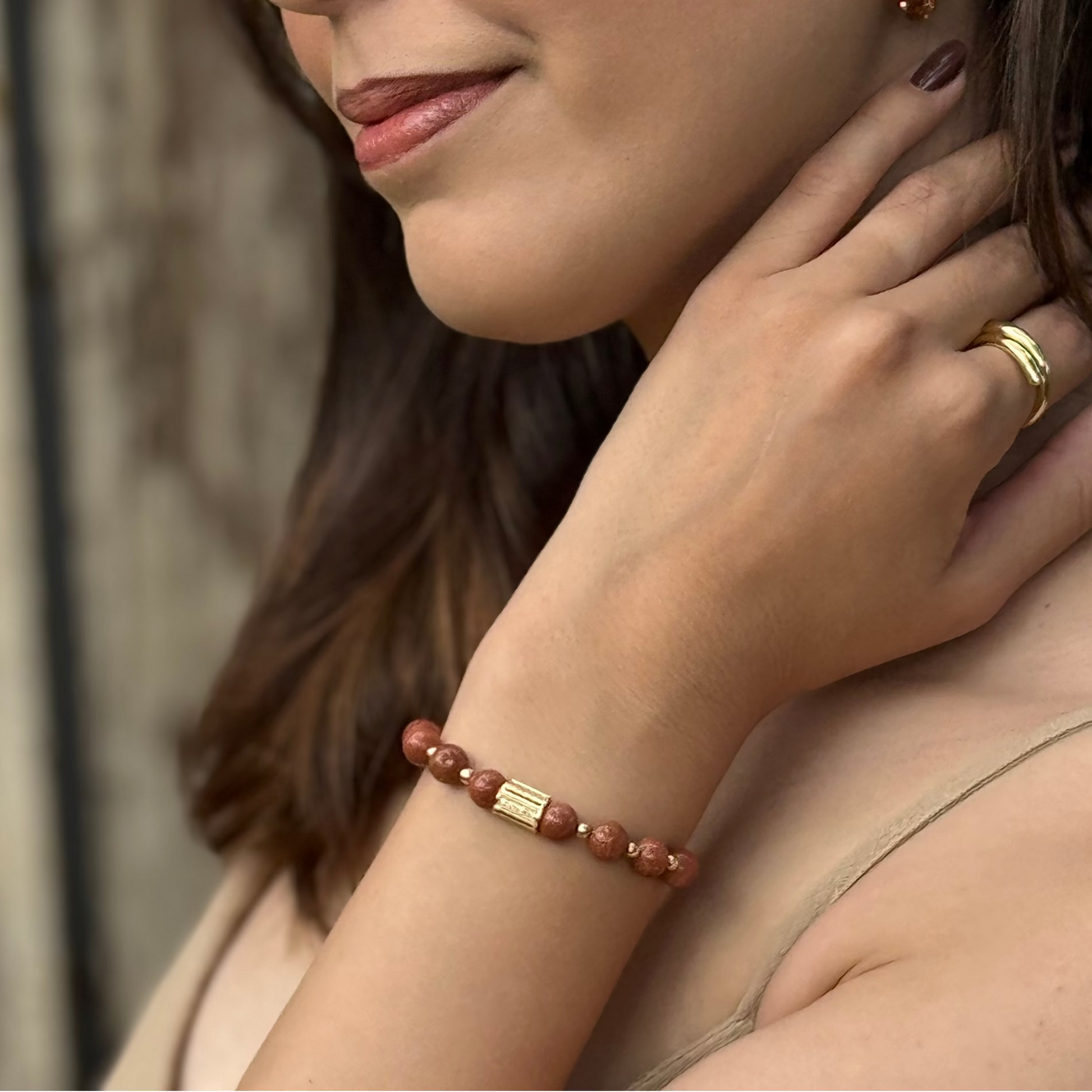 semijoia pulseira dourada com pedras do sol naturais