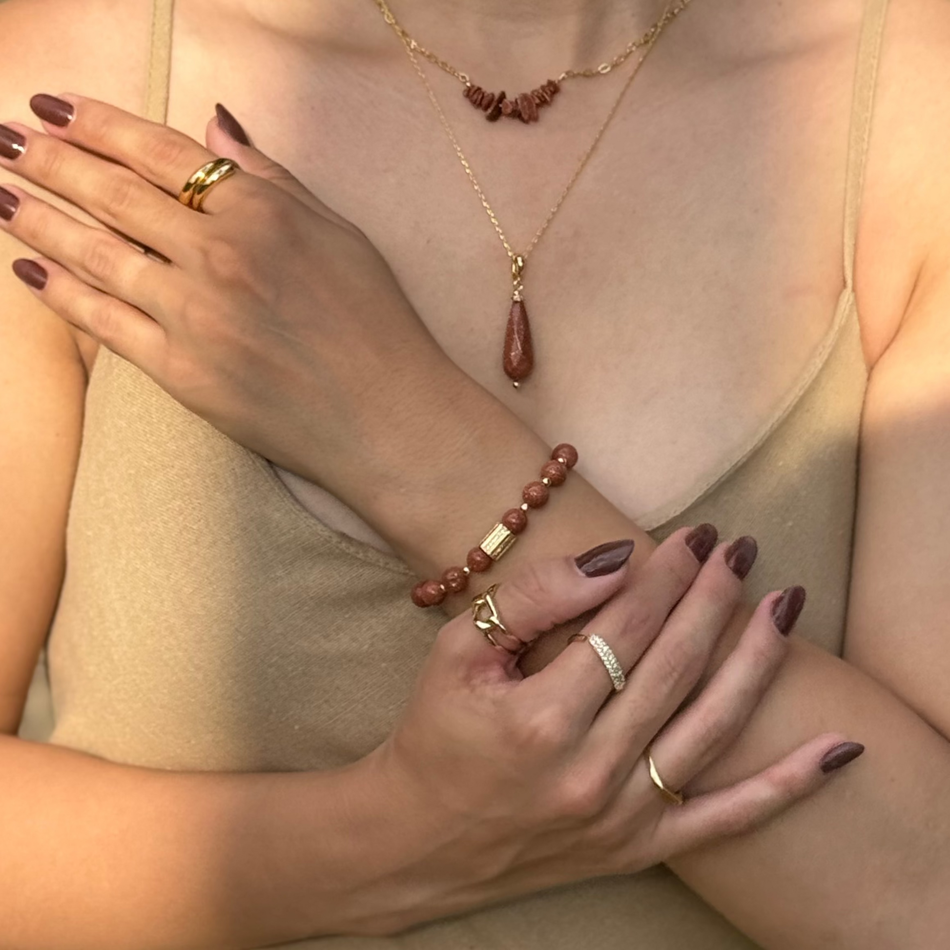 semijoia pulseira dourada com pedras do sol naturais