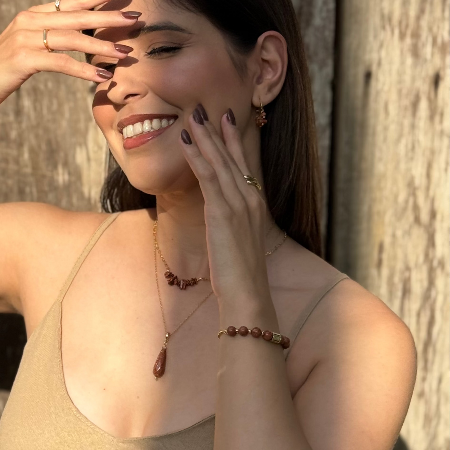 semijoia pulseira dourada com pedras do sol naturais