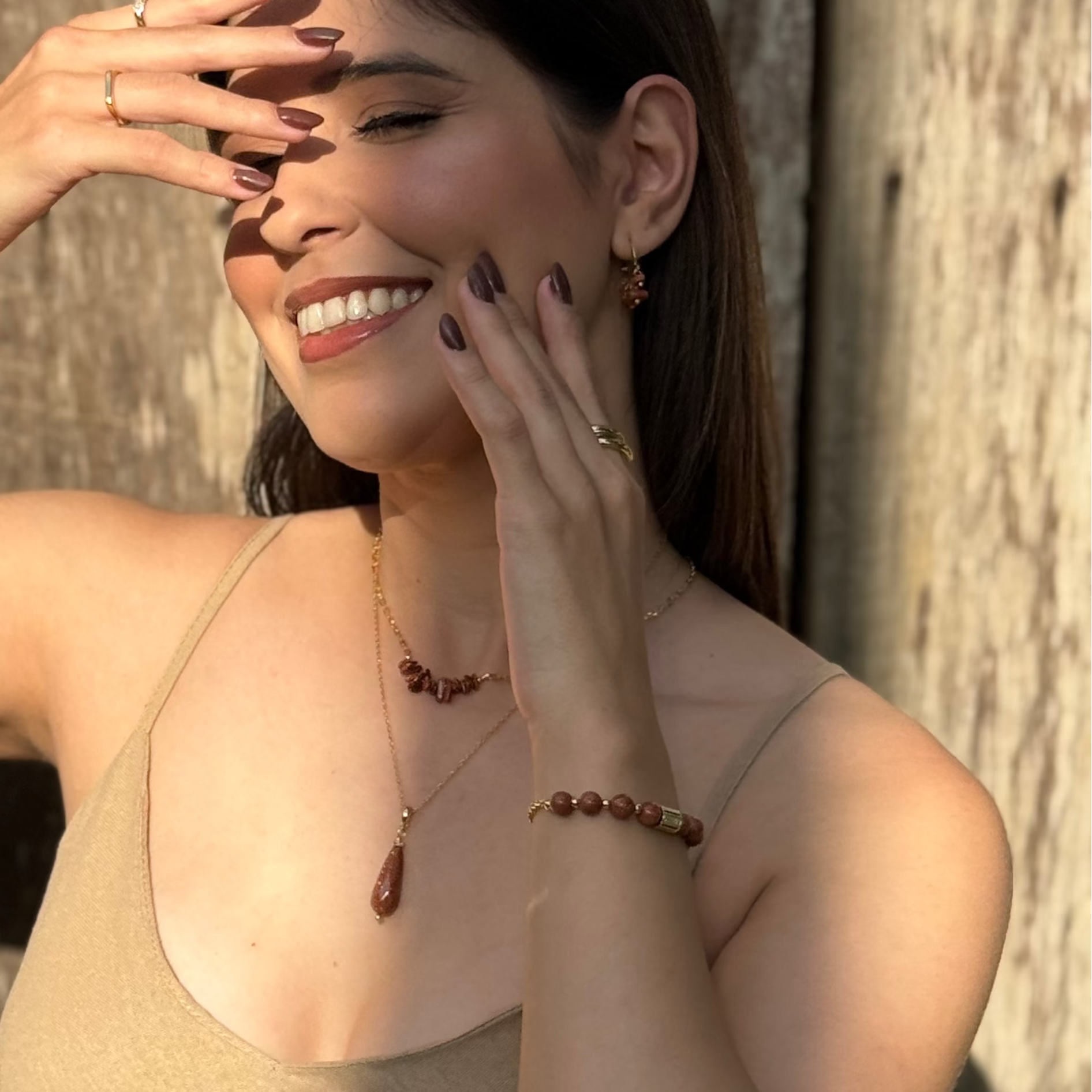 semijoia pulseira dourada com pedras do sol naturais