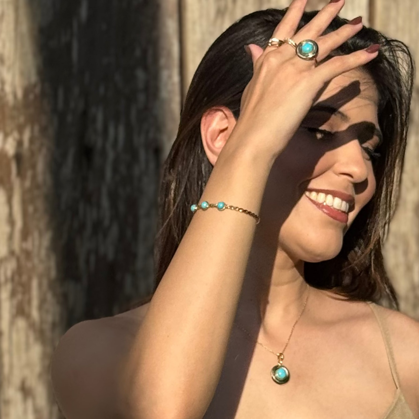 bracelete dourado feminino com três pedras turquesa design torcido