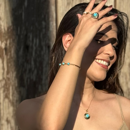 bracelete dourado feminino com três pedras turquesa design torcido