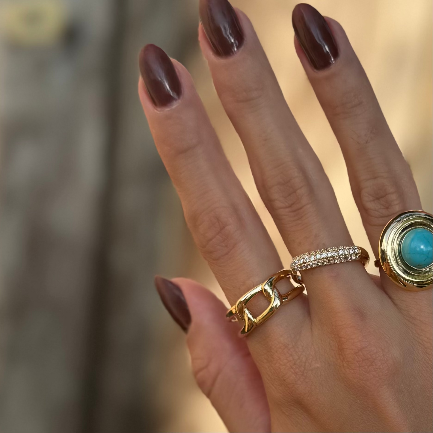 Anel dourado com design de elos em detalhe frontal