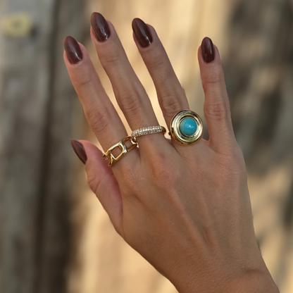 anel feminino dourado com zircônias brilho premium golden prism