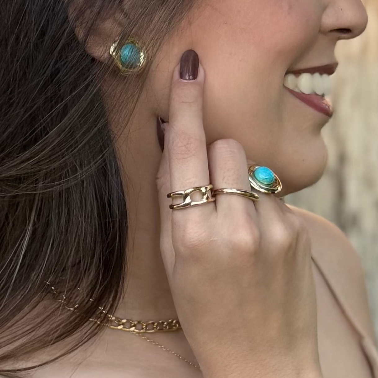 Anel dourado com design de elos em detalhe frontal