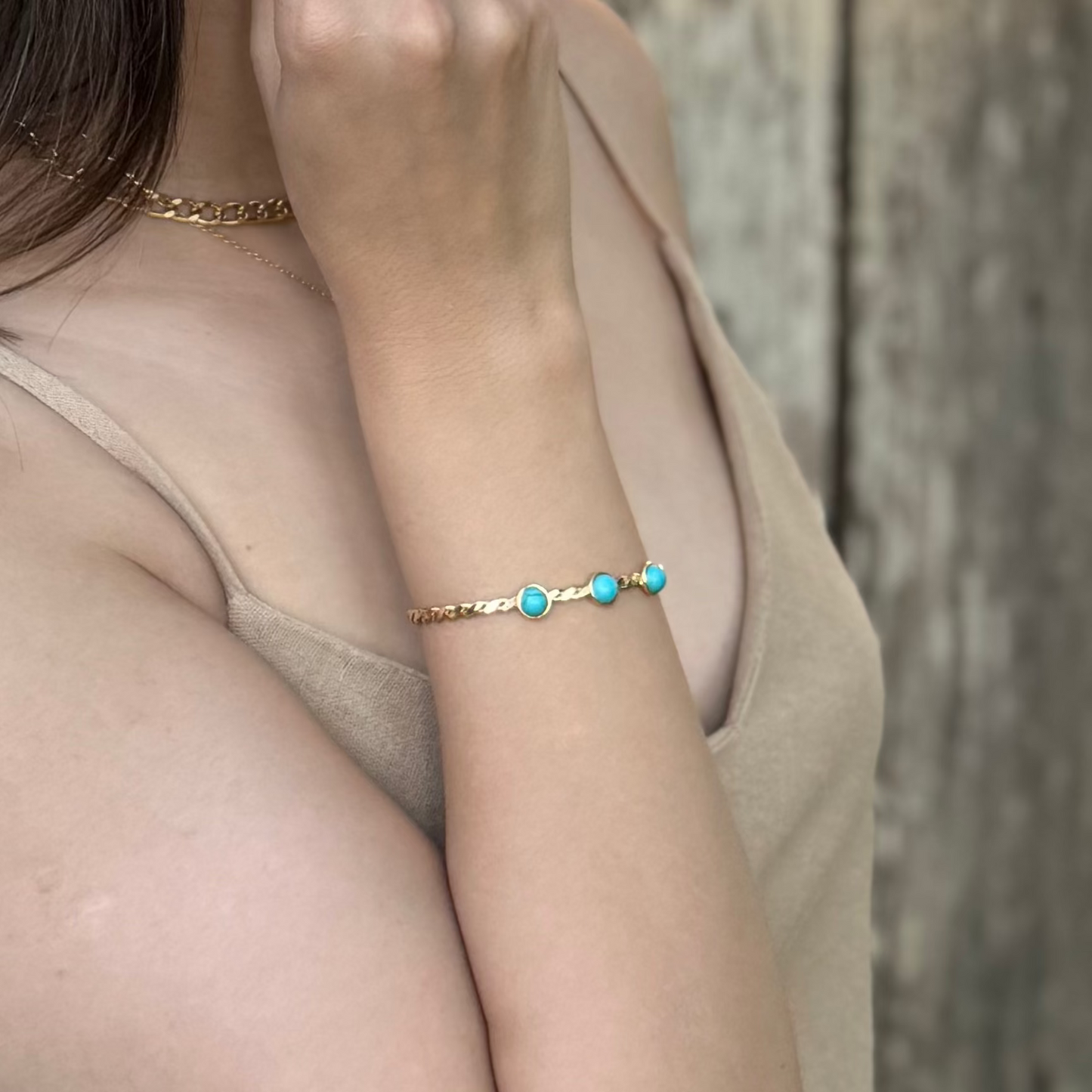 bracelete dourado feminino com três pedras turquesa design torcido