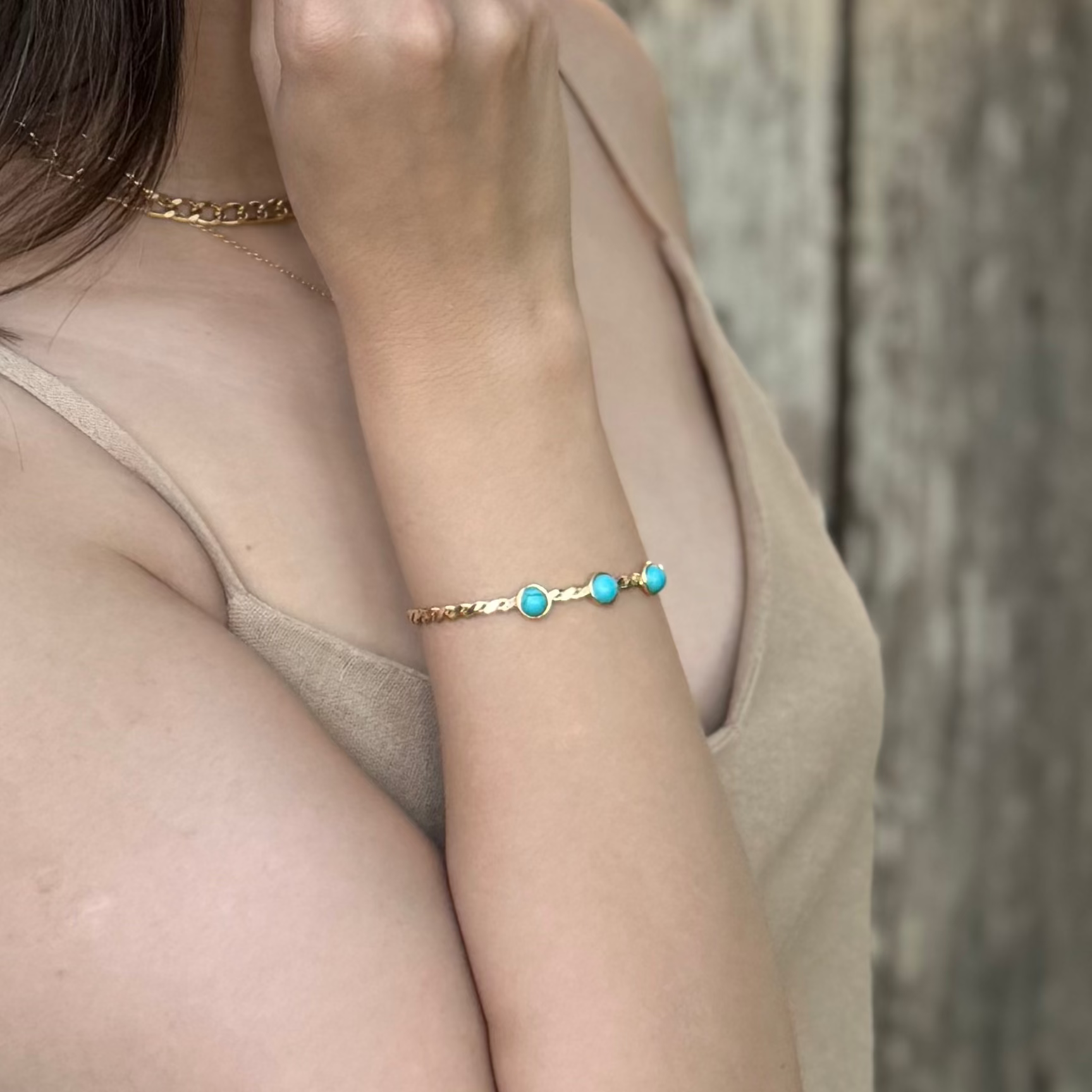 bracelete dourado feminino com três pedras turquesa design torcido