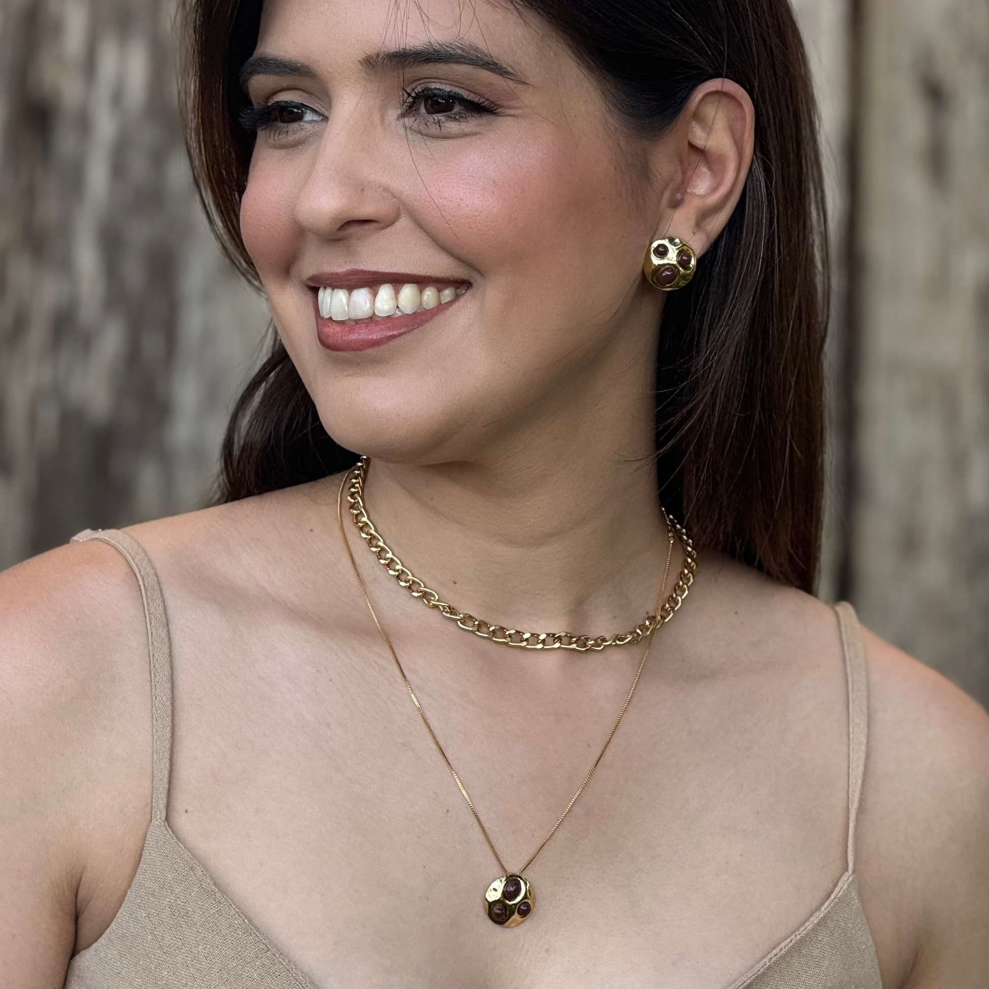 colar dourado feminino pingente redondo pedra marrom design orgânico