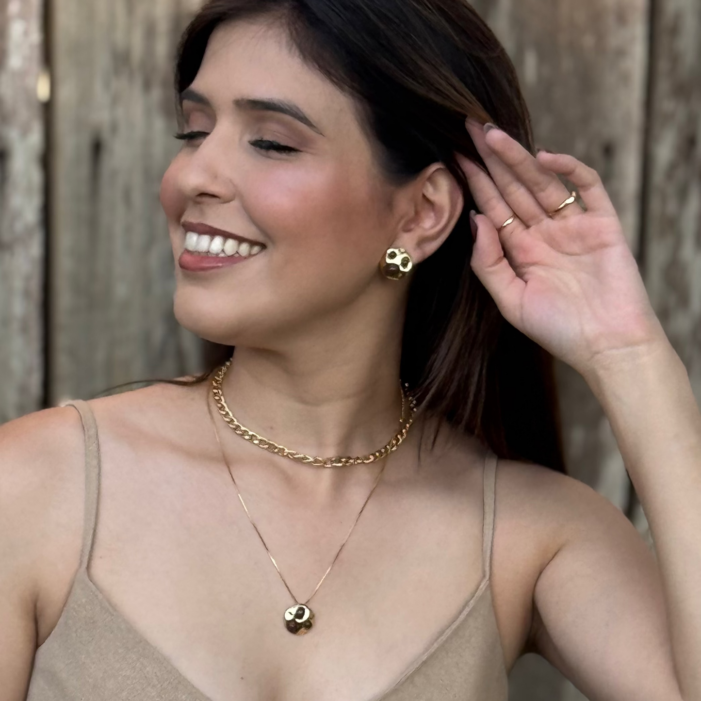 brinco dourado feminino com pedra marrom design orgânico