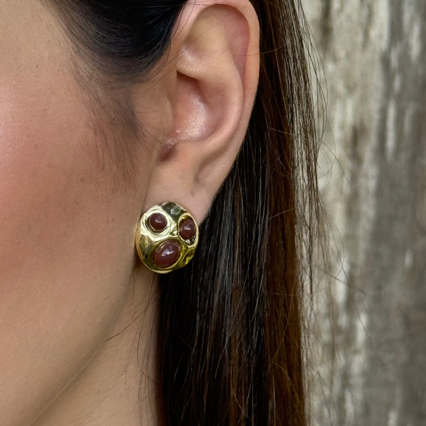 brinco dourado feminino com pedra marrom design orgânico