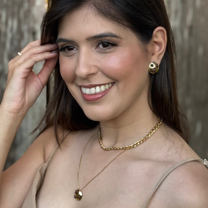 brinco dourado feminino com pedra marrom design orgânico