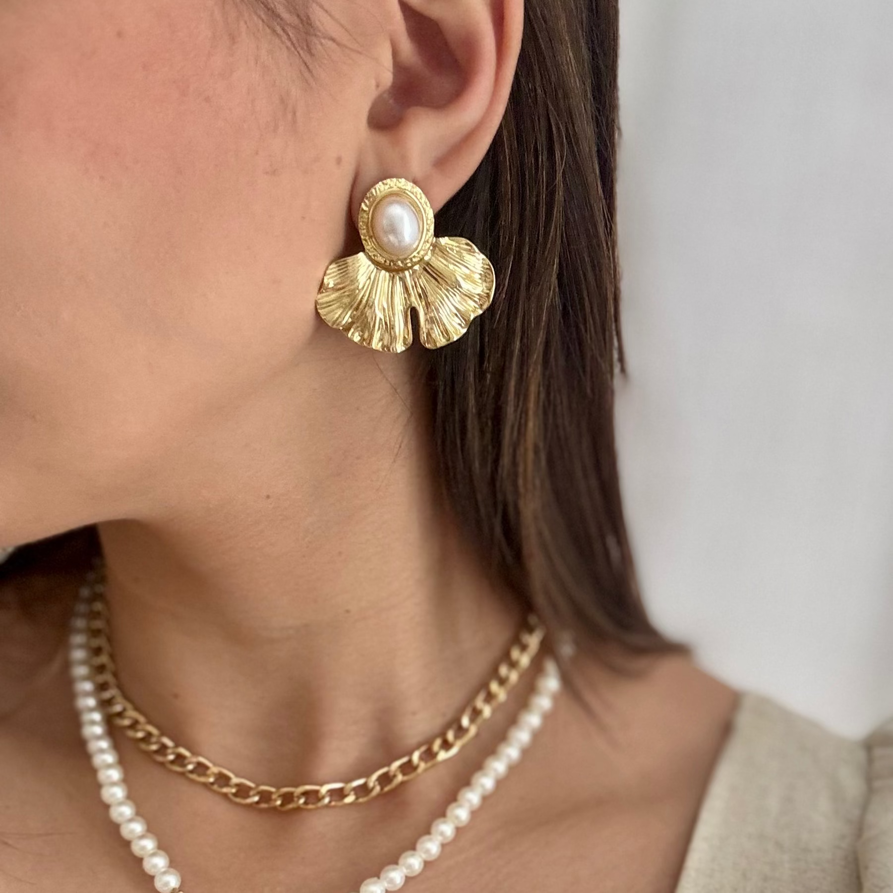 Par de brincos dourados Blossom com pérola central e design orgânico em formato de flor