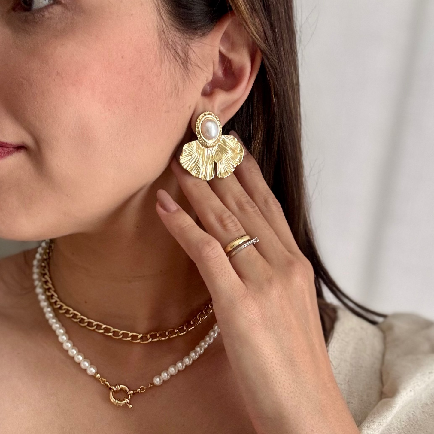 Par de brincos dourados Blossom com pérola central e design orgânico em formato de flor