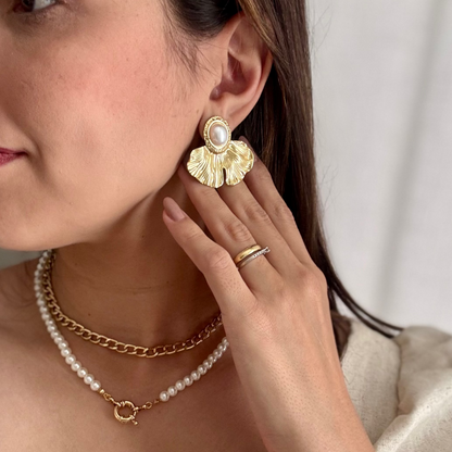 Par de brincos dourados Blossom com pérola central e design orgânico em formato de flor