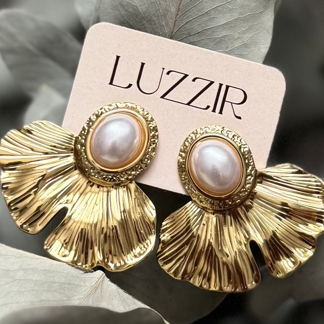 Par de brincos dourados Blossom com pérola central e design orgânico em formato de flor