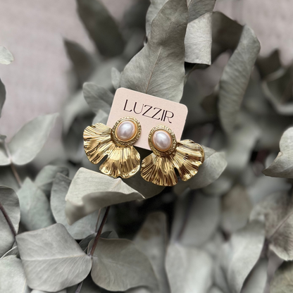 Par de brincos dourados Blossom com pérola central e design orgânico em formato de flor